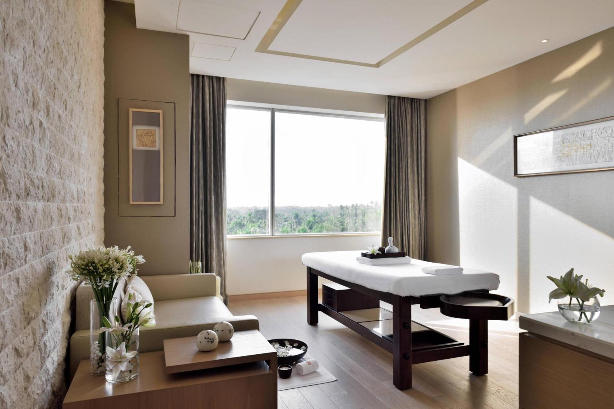 Kochi Marriott Hotel Exteriér fotografie A massage table in a spa